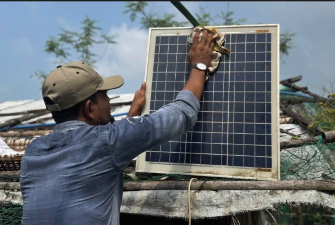 Solar Kits Bring Light to Rohingya Refugee Families Amid Aid Funding Pressures